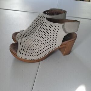 Dansko Shoes Womens Size EU 40 Taupe Leather Perforated Peep Toe Sandals Heels